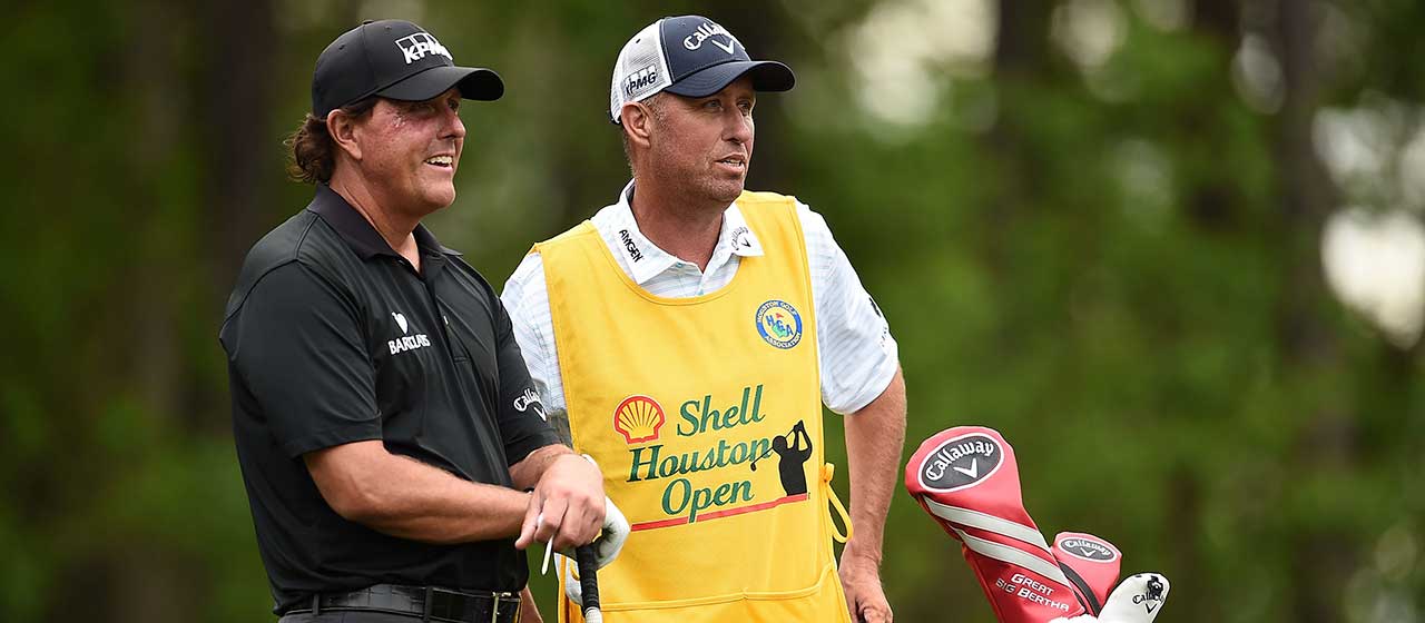 Caddiet kantavat PGA Tourin sponsoriliivejä pitkin hampain.