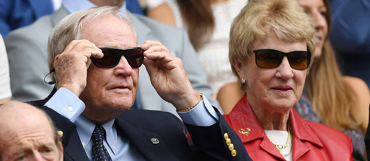 Jack Nicklaus kuvattiin aiemmin kesällä Wimbledonin tennisturnauksessa Barbara-vaimonsa kanssa.