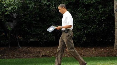 Matkalla pelaamaan golfia. Obama pelaa golfia 13:n tasoituksella.