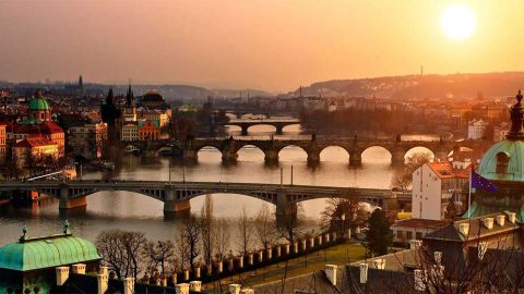 Kaunista Prahaa jakaa Vltava-joki.