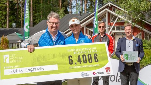 Golfliiton Rauno Pusa ojeksi viime vuonna Julia Engströmille 6 400 euron voittoshekin.