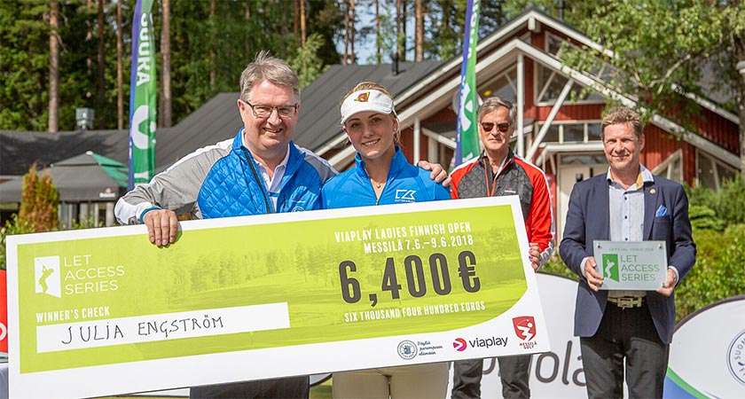 Golfliiton Rauno Pusa ojeksi viime vuonna Julia Engströmille 6 400 euron voittoshekin.