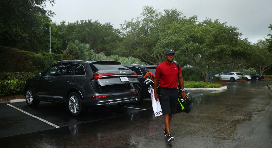 Tiger Woods saapui klubille omia mailojaan kantaen.