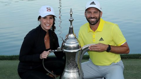 Sergio ja hänen tuleva vaimonsa Angela Akins poseerasivat palkintopystin kanssa Dubaissa.