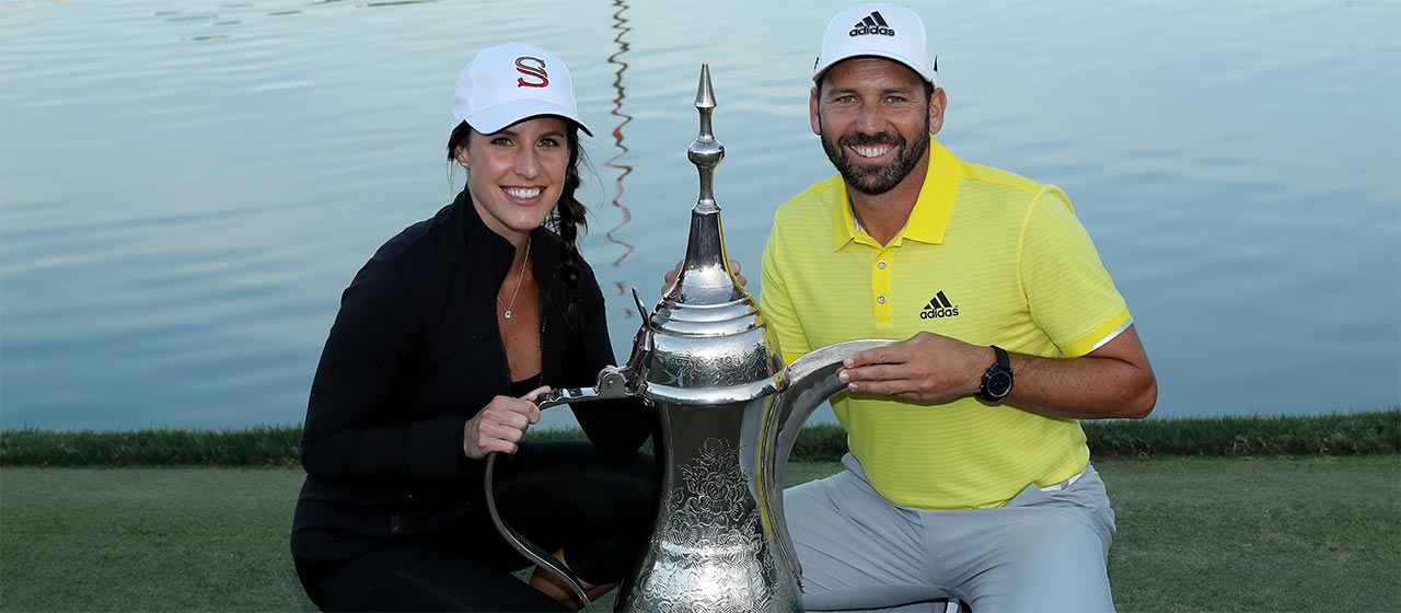 Sergio ja hänen tuleva vaimonsa Angela Akins poseerasivat palkintopystin kanssa Dubaissa.