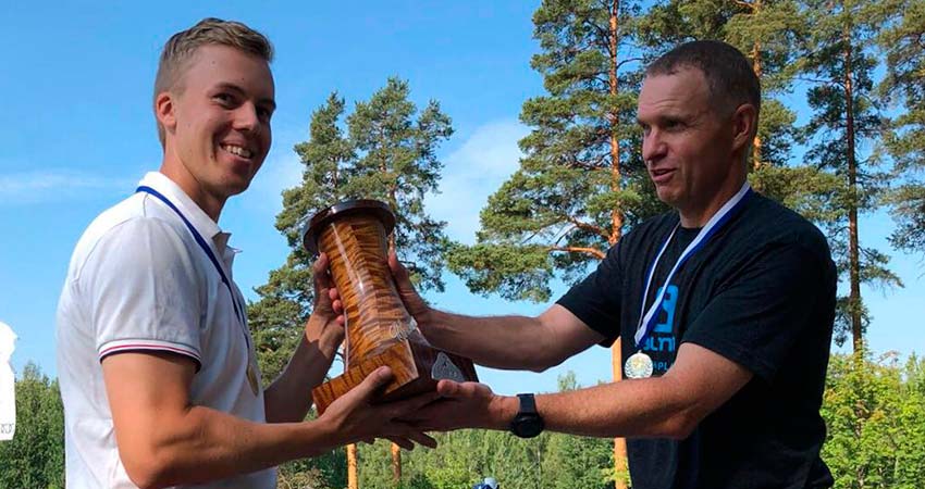 Mikko Rantanen ojentaa speedgolfin SM-kisojen kiertopalkinnon tuoreelle mestarille Henrik Honkalehdolle.