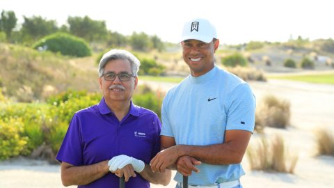 Pääyhteistyökumppanin edustajana Dr Pawan Munjal sekä Tiger Woods hymyilivät kilpaa loppuvuoden 2019 Hero World Challengessa