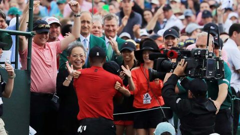 Tiger Woods juhli voittoa perheensä kanssa.