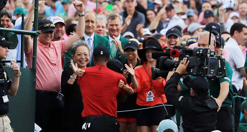 Tiger Woods juhli voittoa perheensä kanssa.