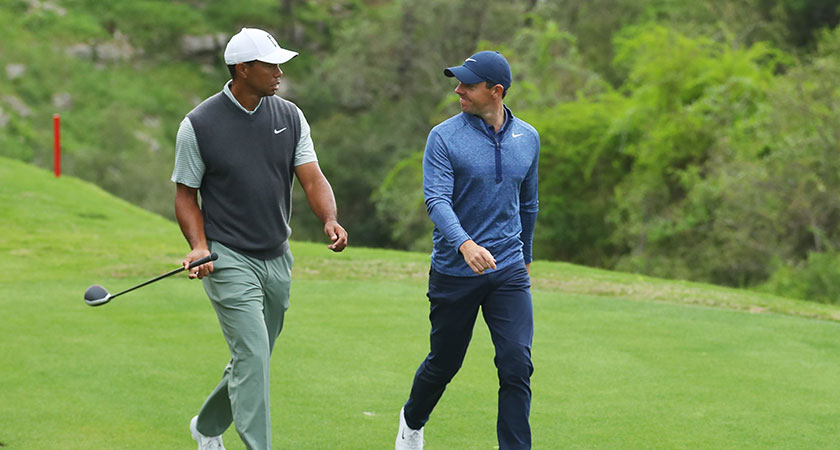 Tiger Woodsin ja Rory McIlroyn välinen ottelu on käynnissä.