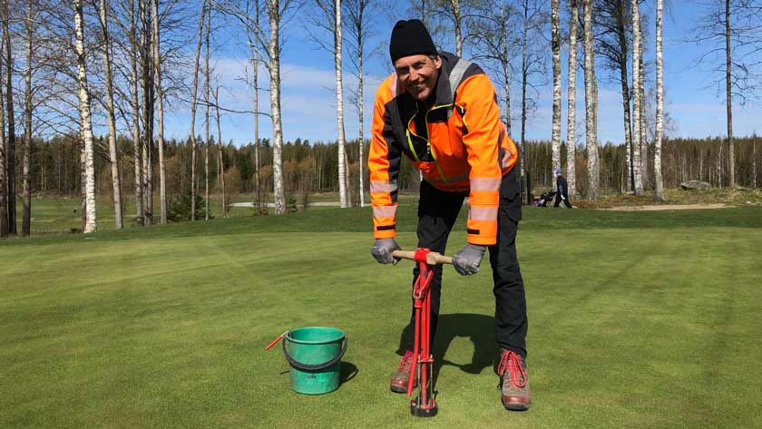 Janne Hellström pistää säännöllisesti kroppaa peliin Keimola Golfin reikiä vaihtaessaan