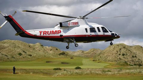 Donald Trump liikkuu usein paikasta toiseen helikopterilla. Tässä hän on laskeutumassa golfkentälleen Aberdeershiressä.
