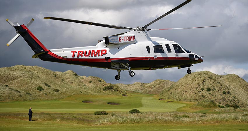 Donald Trump liikkuu usein paikasta toiseen helikopterilla. Tässä hän on laskeutumassa golfkentälleen Aberdeershiressä.