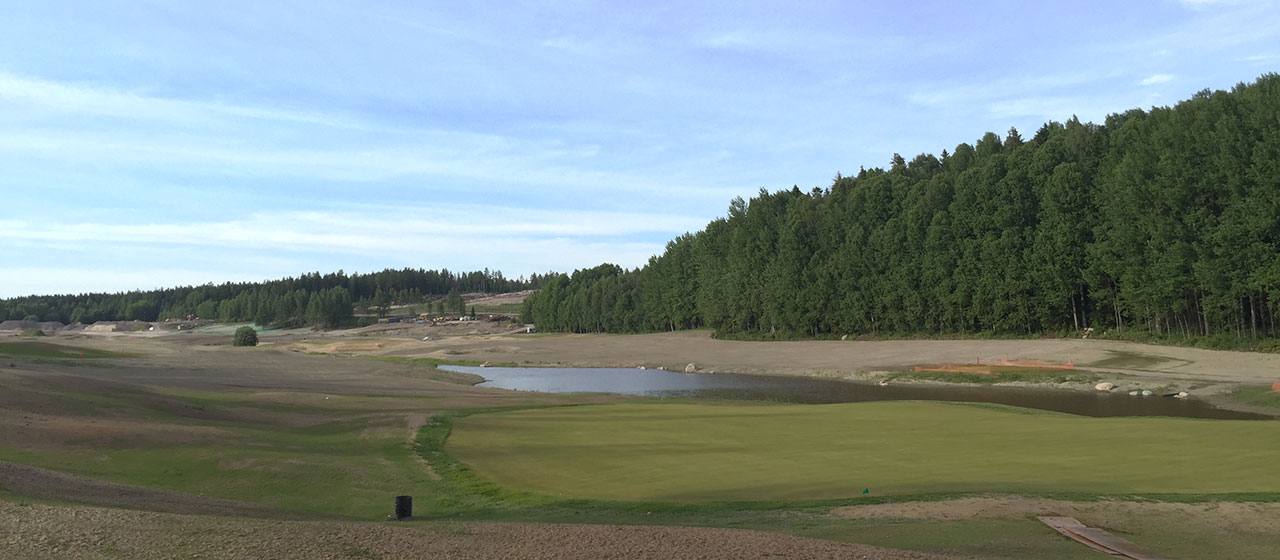 Vantaan Golfpuiston aloitettiin eteläpäädystä. Etualalla neljännen reiän viheriö.
