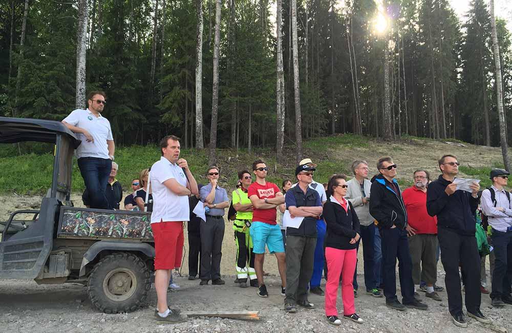 Valkopaitaiset Jari Koski ja Ville Nurmi esittelivät kesällä Vantaan Golfpuistoa avoimien ovien päivässä.