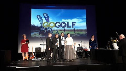 Golfliiton hallituksen puheenjohtaja Hanna Hartikainen ja hallituksen jäsen Rauno Pusa jakoivat palkinnon GoGolfin päätoimittajalle Jussi Miettiselle ja hallituksen puheenjohtajalle Paavo Kettuselle.