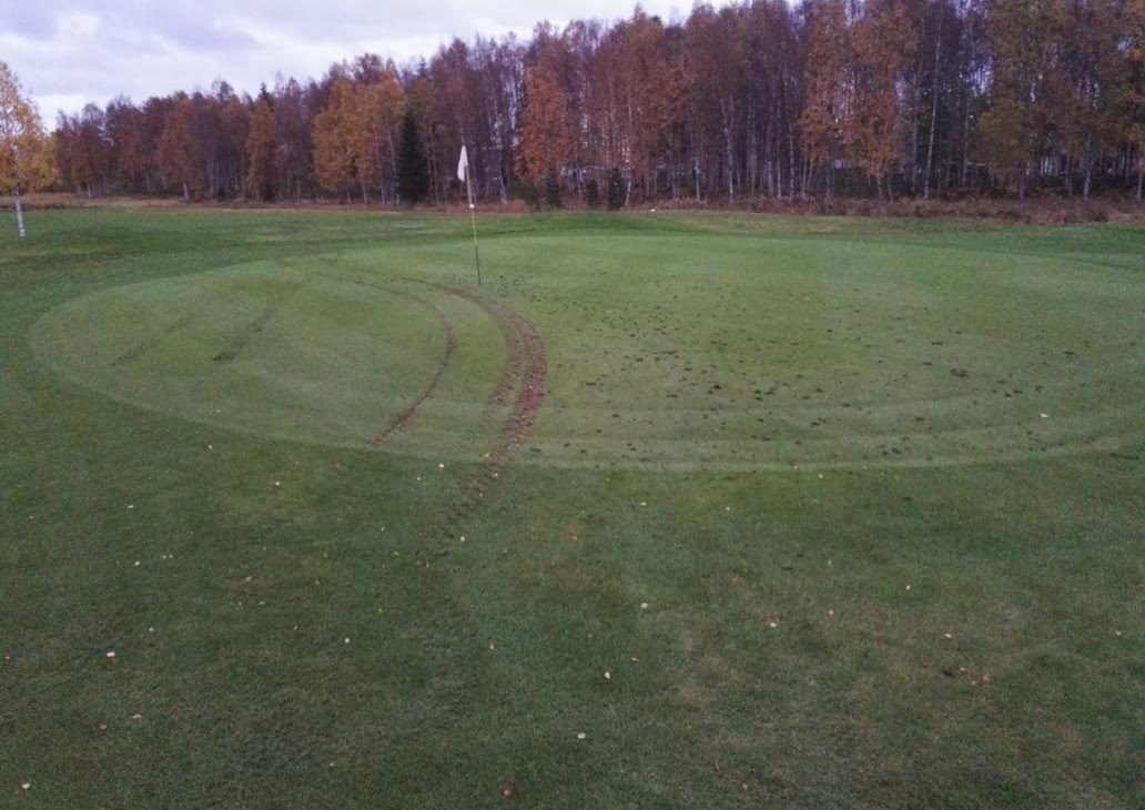 Meri-Lapin Golfklubin ykkösen greeni sai tuntea mönkijän voiman.
